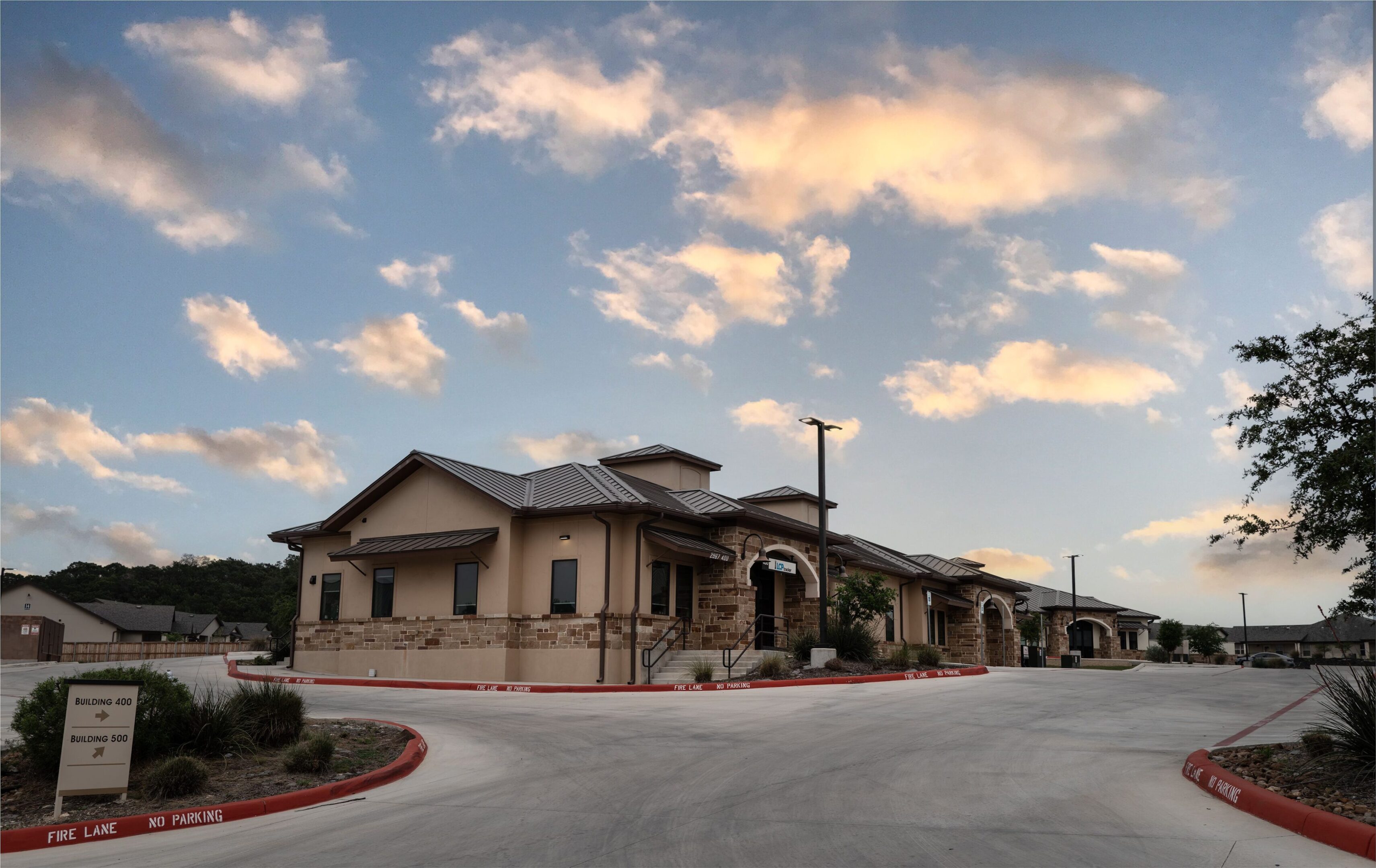 67f6960fb94ac_ca1a263a-183f-47ea-8cde-5fd517ccce24 A large building with a sky background